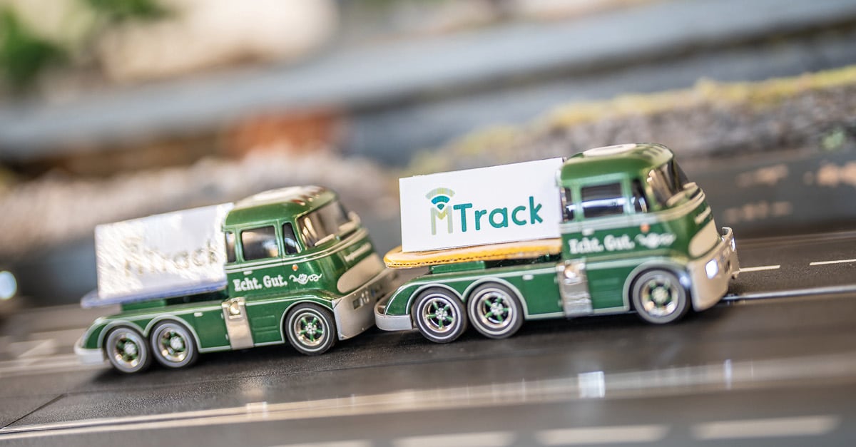 LKW auf der Carrera-Bahn mit MTrack-Logo