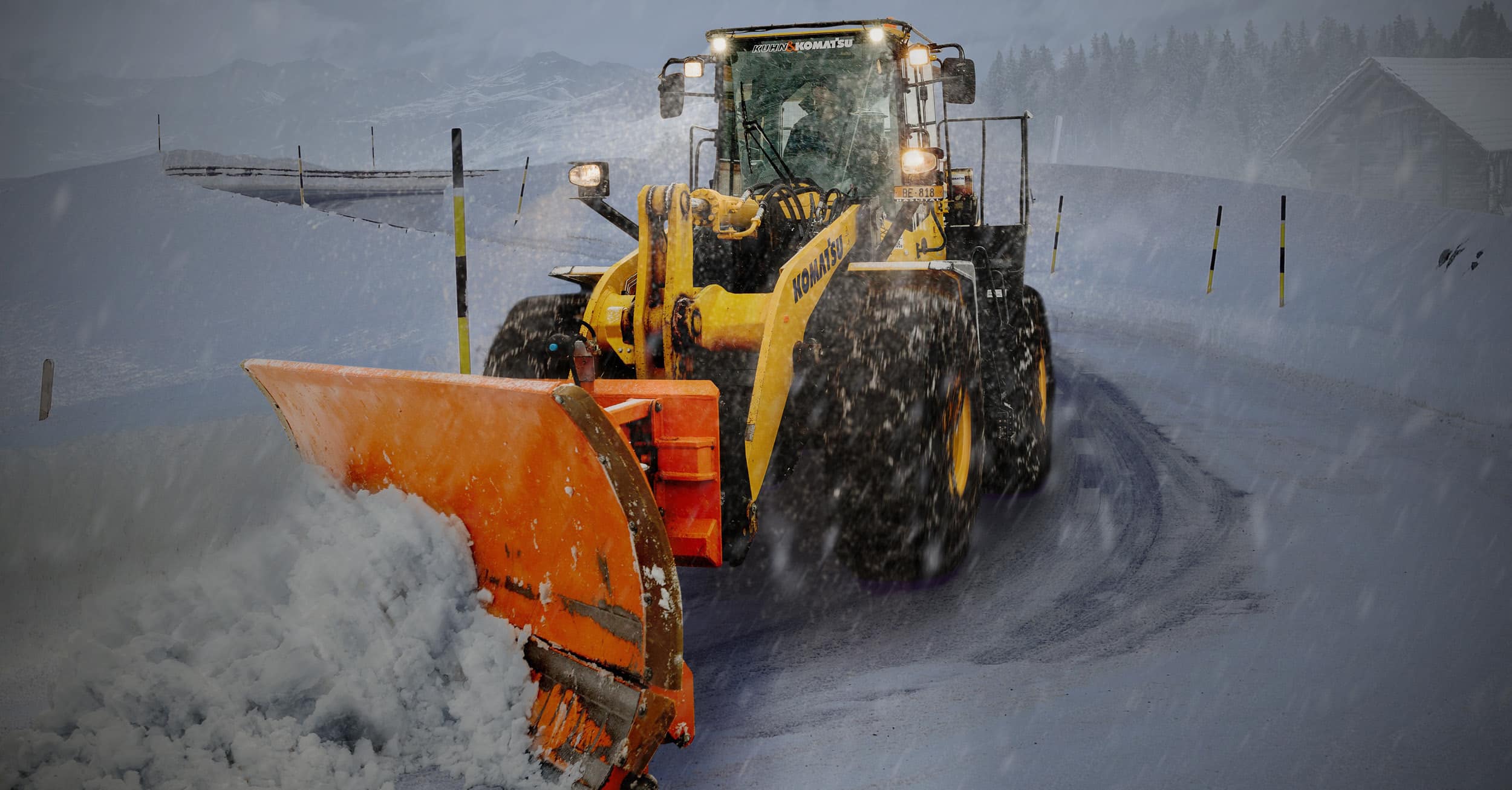 Traktor mit Schneeschild bei Schneeräumung